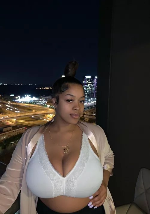 if this geys a esay 10upvote ill post her nude picture on my page 