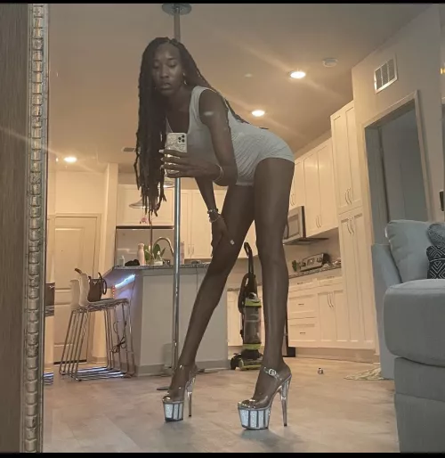 I[f] you seen me at the club what do you think my name would be ? [6’0]