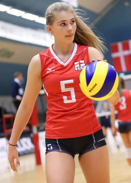 In international rules, players have a gap of 8 seconds after the 1st referee's whistle to serve the ball.