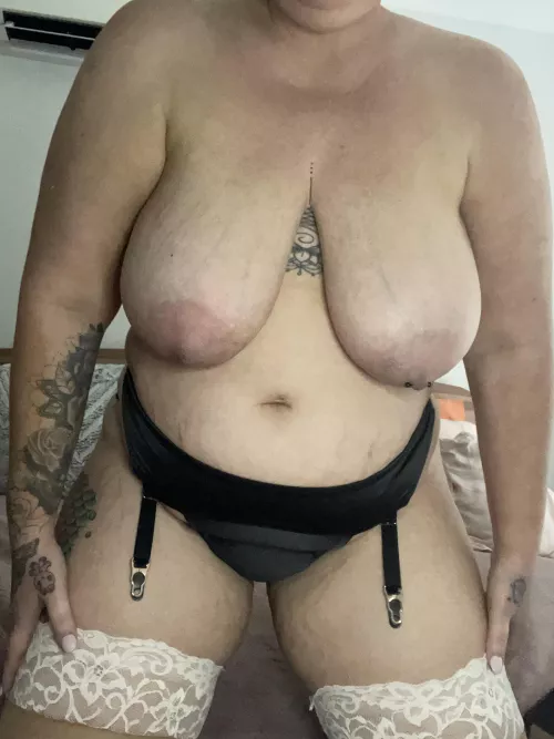 Inked up curvy milf that LOVESSS! To show off. Cum see what im into 😈🍑💦🔥😘