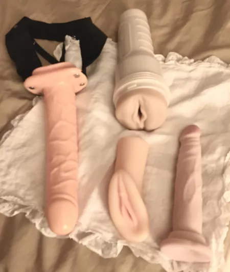 ISO a playmate into toys in my area. I’m a gay vers bttm male, and prefer a gay vers Top, or gay Top. Might consider straight or straight married. Check out profile for stats.