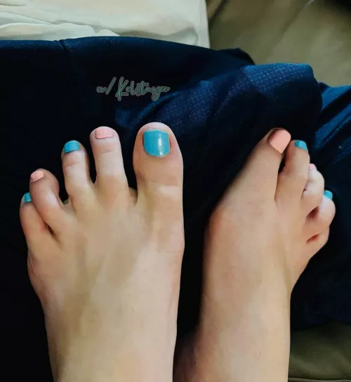 it is HARD to look at my feet?