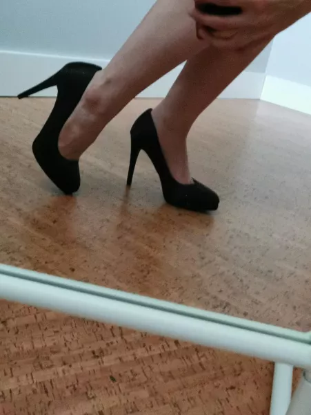 It's been a while since I've worn heels out- does anyone have walking tips? 😅