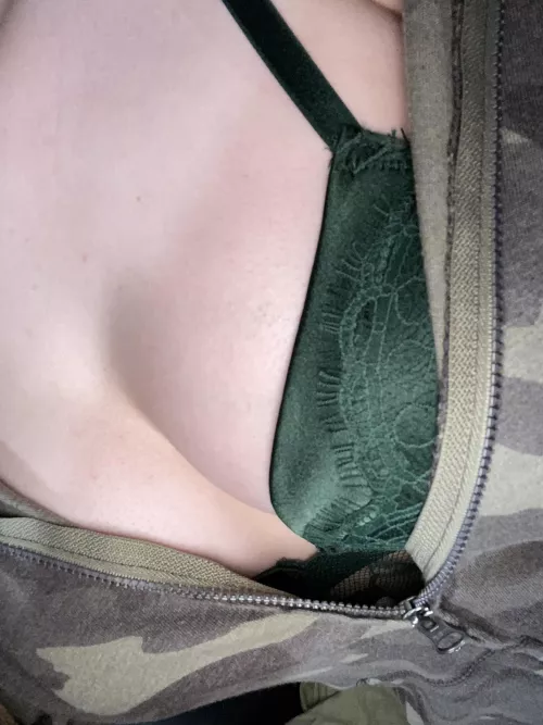 It’s Sunday funday I have a matching thong to go with it 😉 Come check my page out for customs, solos, teases, ratings plus more link in comment and on my profile 😈