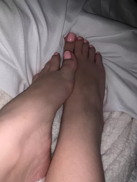 it’s time for a pedicure.. what color next?😏