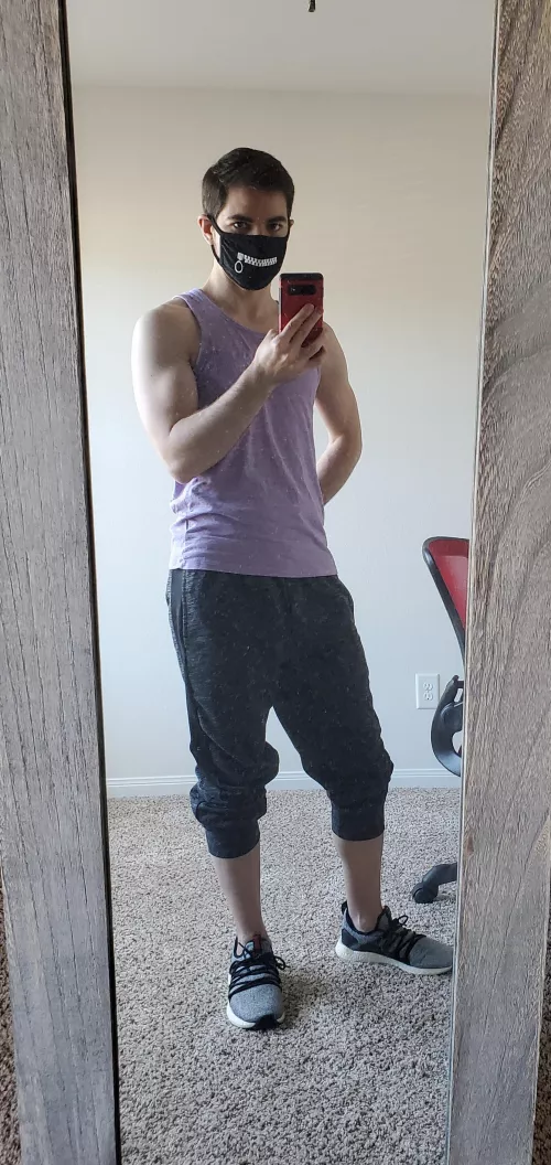 I've always liked the capri look. Heading out to a new food hall - gotta look cute while I stuff myself 🌭🌽🍢