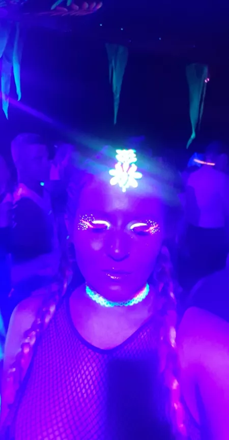 I've had all the UV eyelinera from @SuvaBeauty for 2 years and I only just finally went to a club that uses real UV lights 🙌🙌 did not disappoint 🤩🤩 (From Twitter)