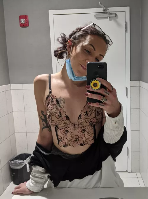 Just a naughty hairdresser here.... I wantd to feel sexy. Too bad my sexy bra is only getting seen on Reddit 🙄