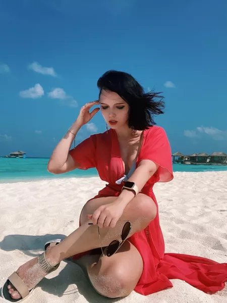 Just another pics from the beach, red suits me right? :3