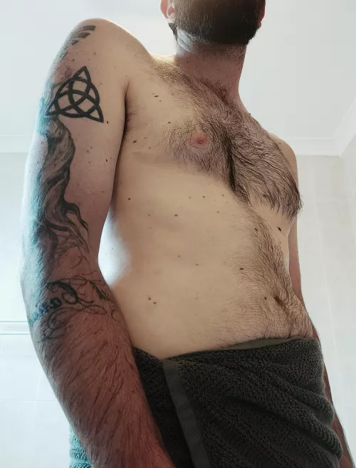 Just got out the shower, who would like to run there hands over my lovely body.