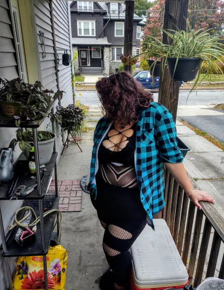 Just outside, grilling 😈 [f]30