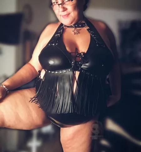 Kinda diggin’ my new look. 🖤⛓