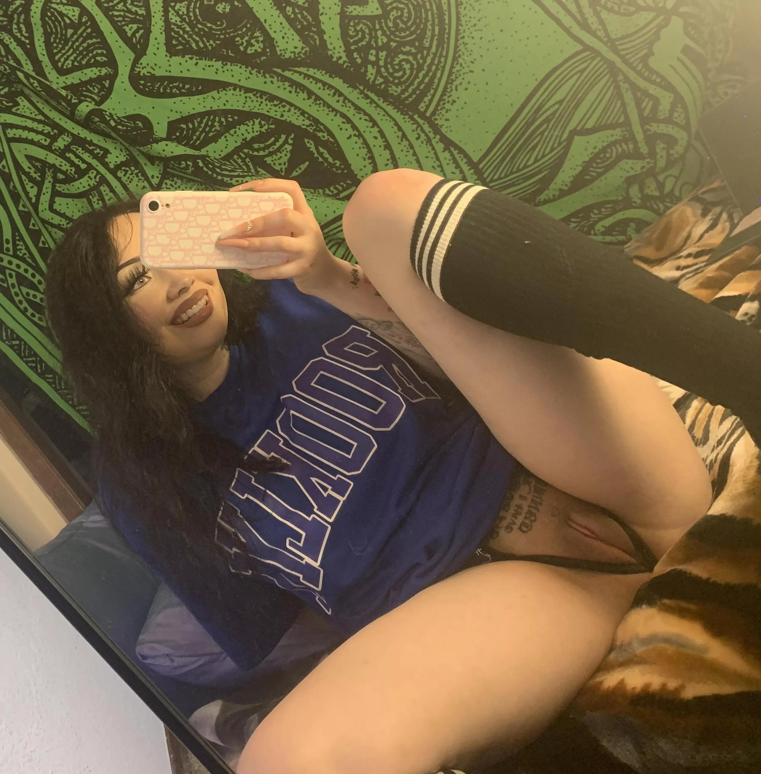 kiss the lips between my hips ? 🥺