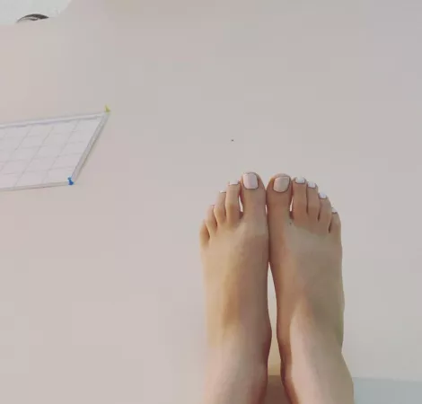 Last post of the night,, I kinda like the aesthetician of this picture. Feel free to hmu if you wanna chat🥰🥰🥰😏