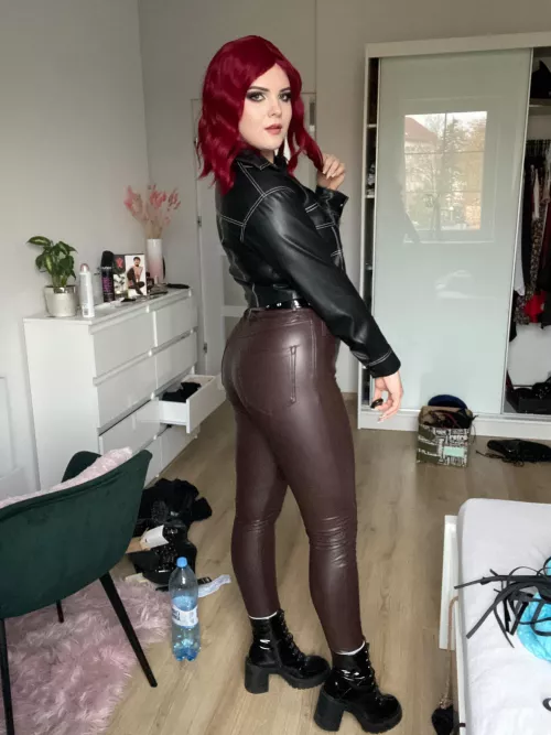 Leather jacket and pants, love this outfit 😈