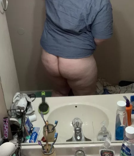 Let me bounce my fat ass on your dick. PM me for my kik ;)