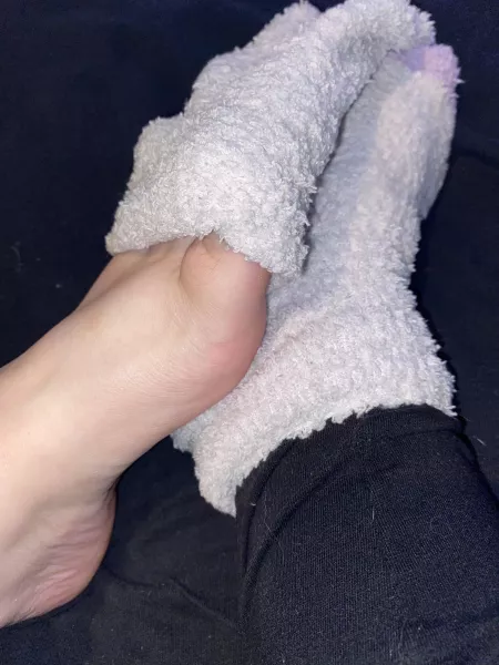 Let my toes get a little breather last night before bed 🤫 {Canada} [Selling]