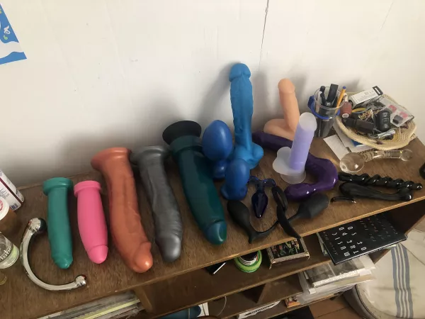 Lined up the collection for a quick pic ✌️Hankey's El Rey XS, Boss Hogg XS, Square Peg Leo 1x & 2x, Boss Hogg S, Topped Toys Gapekeeper 65 & 75, assorted silicone dicks, Feeldoe, Pure Wand. Love getting my 🍑 fucked 😜