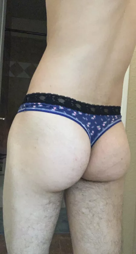 Little floral thong for this beautiful Saturday 😘
