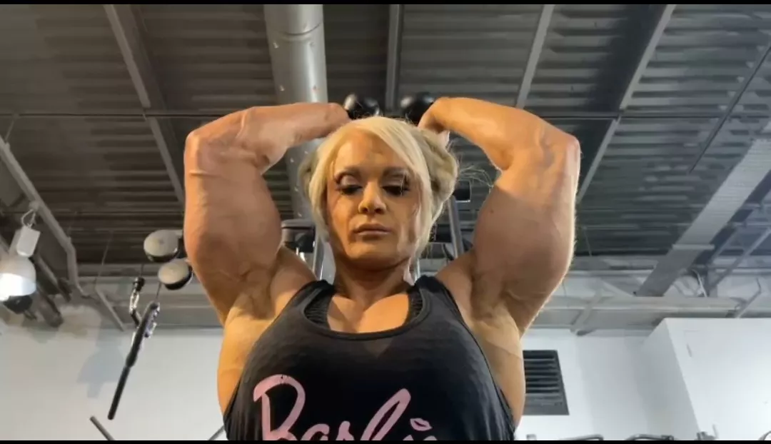 Look at those triceps....her tricep extensions have me extending 🤤😍