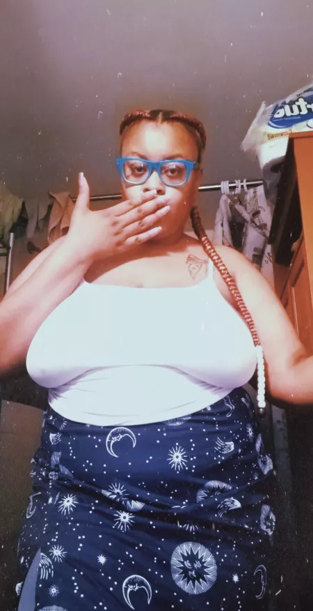 Look into my eyes can u really resist such a sweet little thing??¿