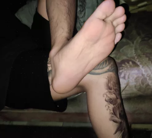 Looking for a loser to lick my foot👣😏