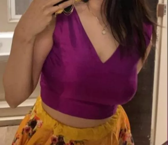 Looking for men who can stick their long big cock fully loaded with cum between my tits.