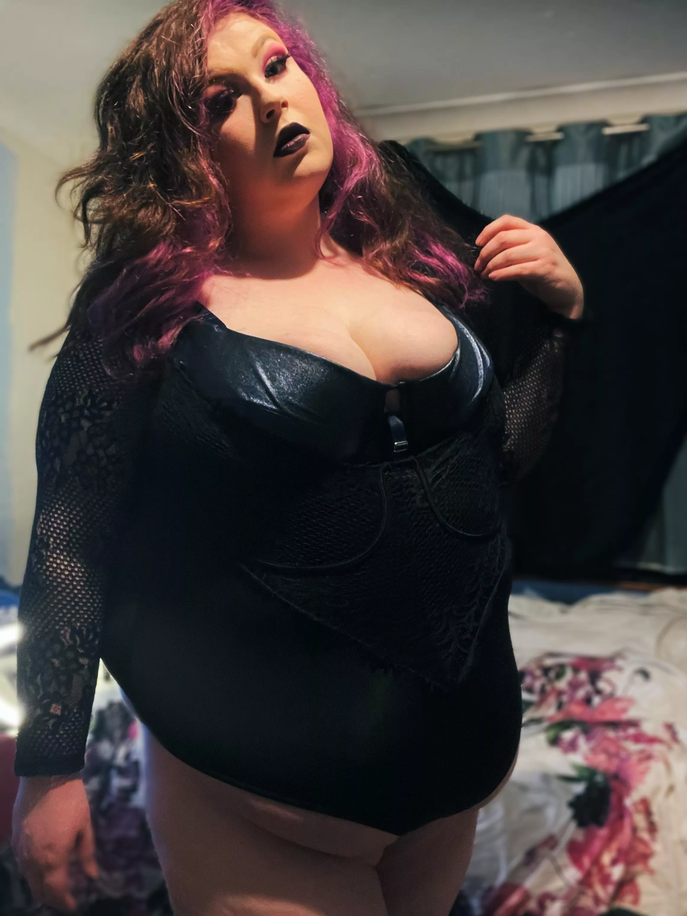 Love how this new outfit shows off my tummy, do you? 🖤