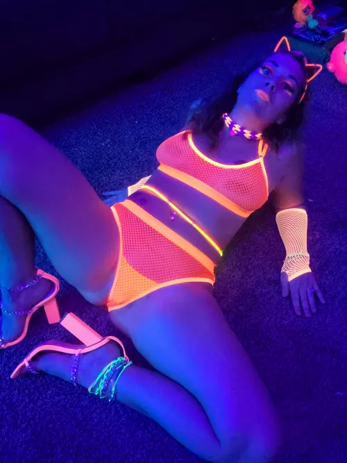 Love the neon orange 🧡