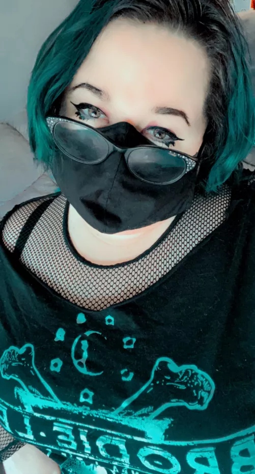 low key love a mask selfie 🖤