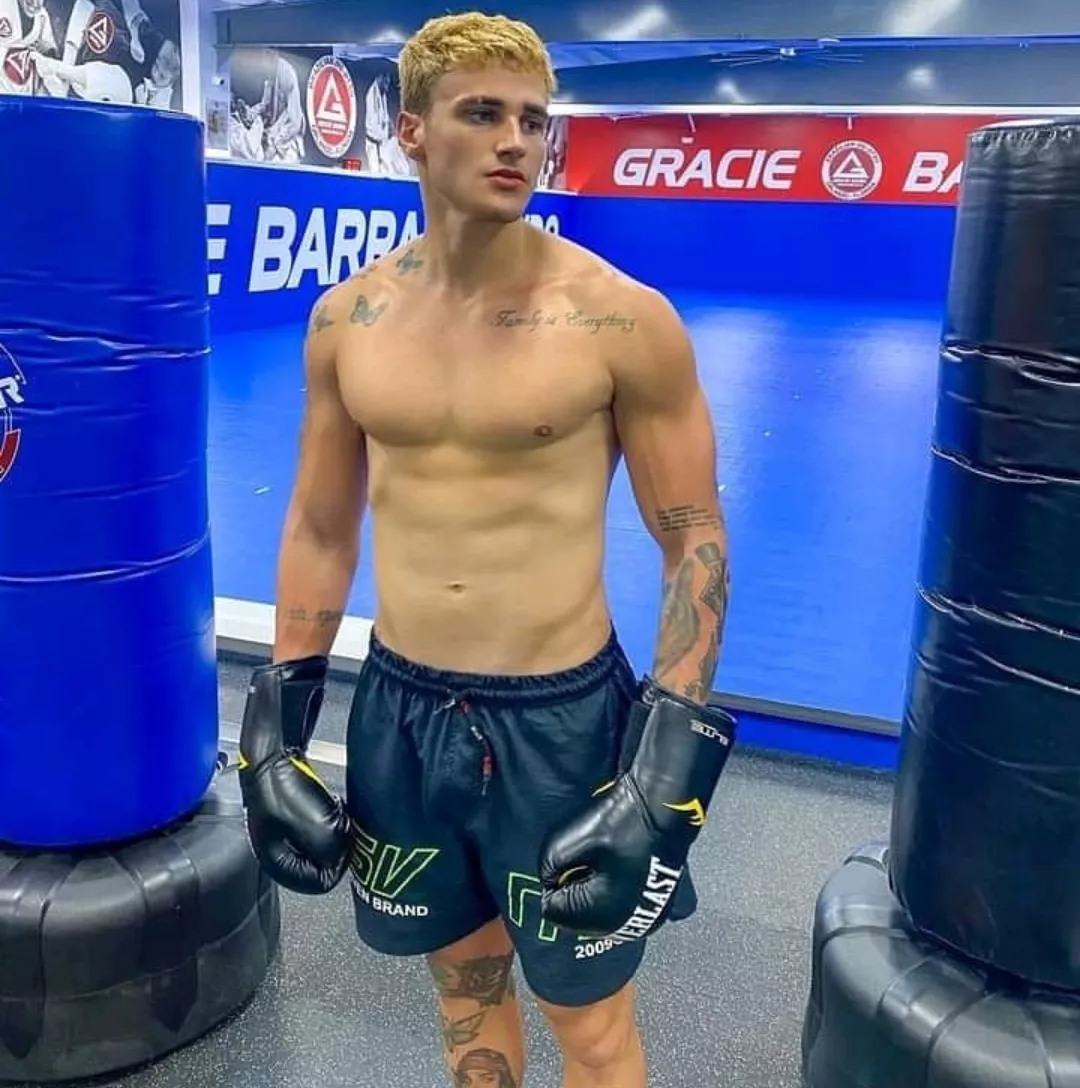 (M) 🥊🥊