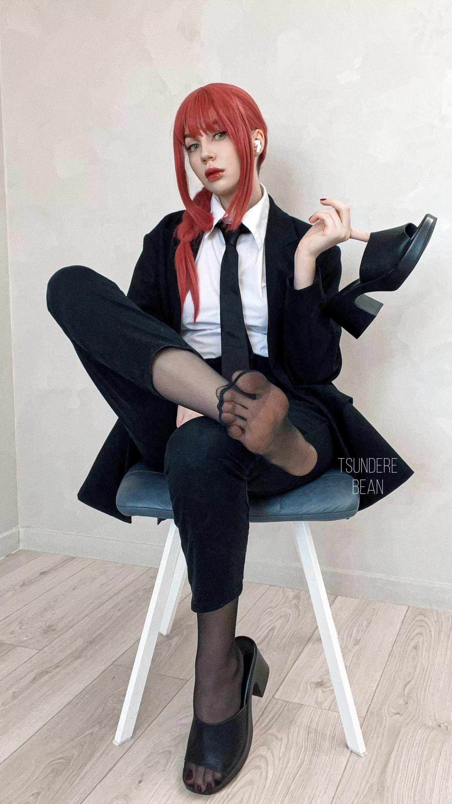 Makima’s feet (tsunderebean) [Chainsaw Man]