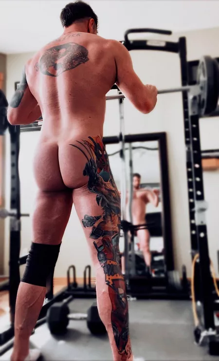 (M)Anyone need a personal trainer?😈