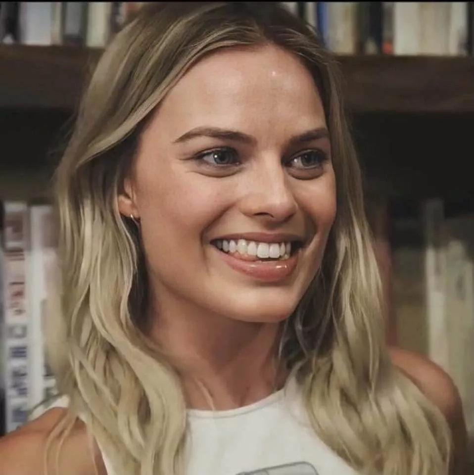 Margot Robbie born to get facefucked.