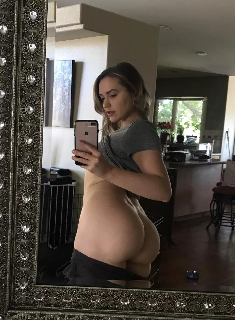 Mia sends you this while you’re at work…what do you do? 😉😈