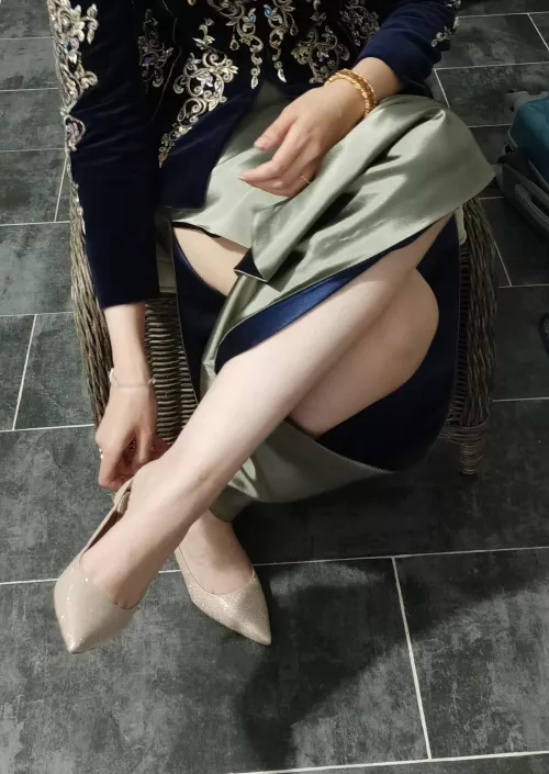 Modeling backstage. ❤️ What do you think about my legs in sext heels?