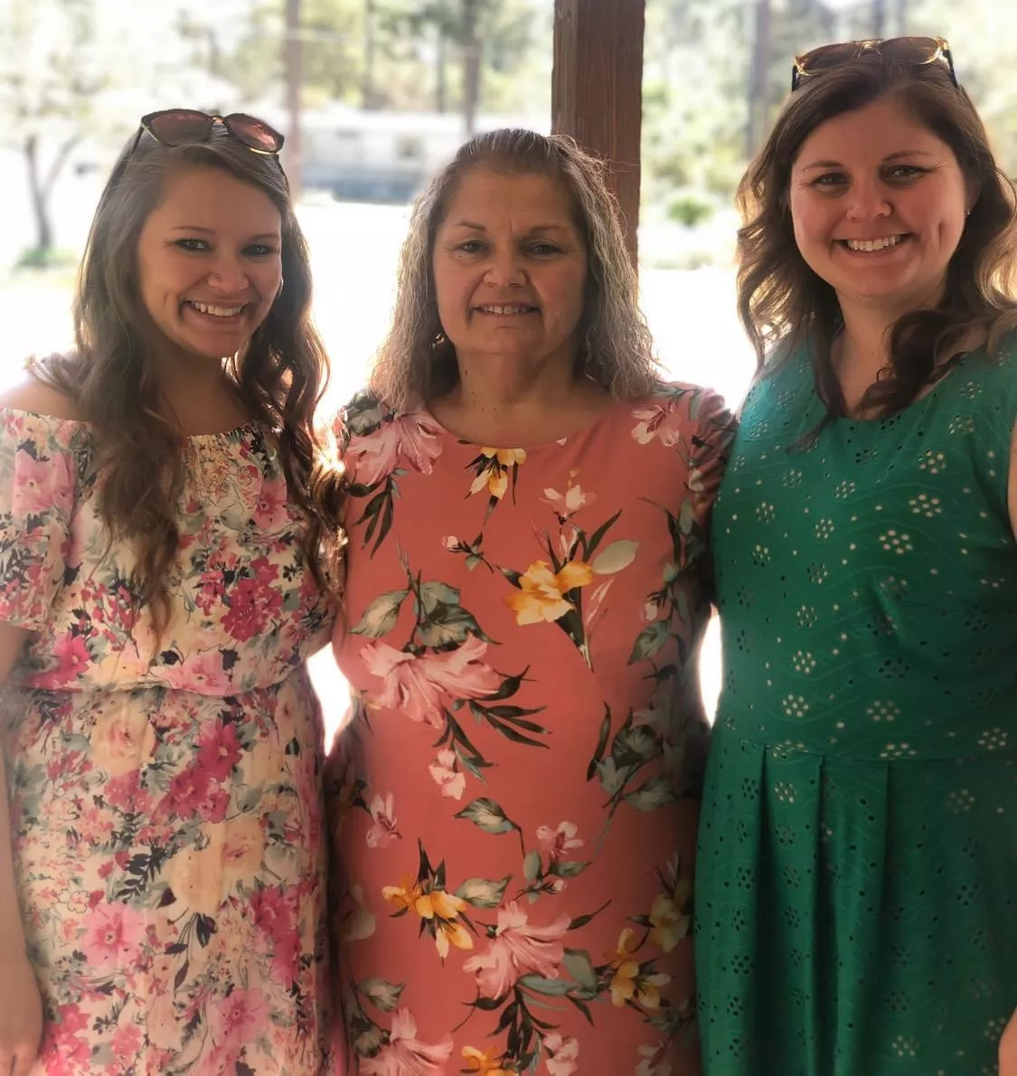 Mom and her two daughters 💐🌸🌺