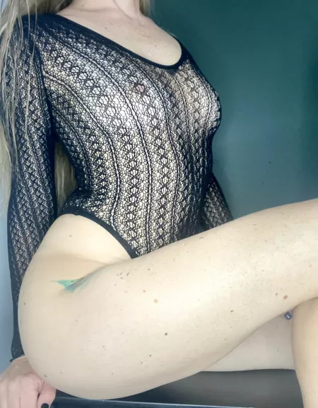 Mrs. S (f) loves taking sexy photos for you in her office. Hopefully my boss doesn’t walk in 🙈