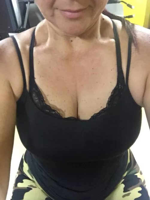 My 50 year old lonely granny sent me this selfie! What should I (25) reply?