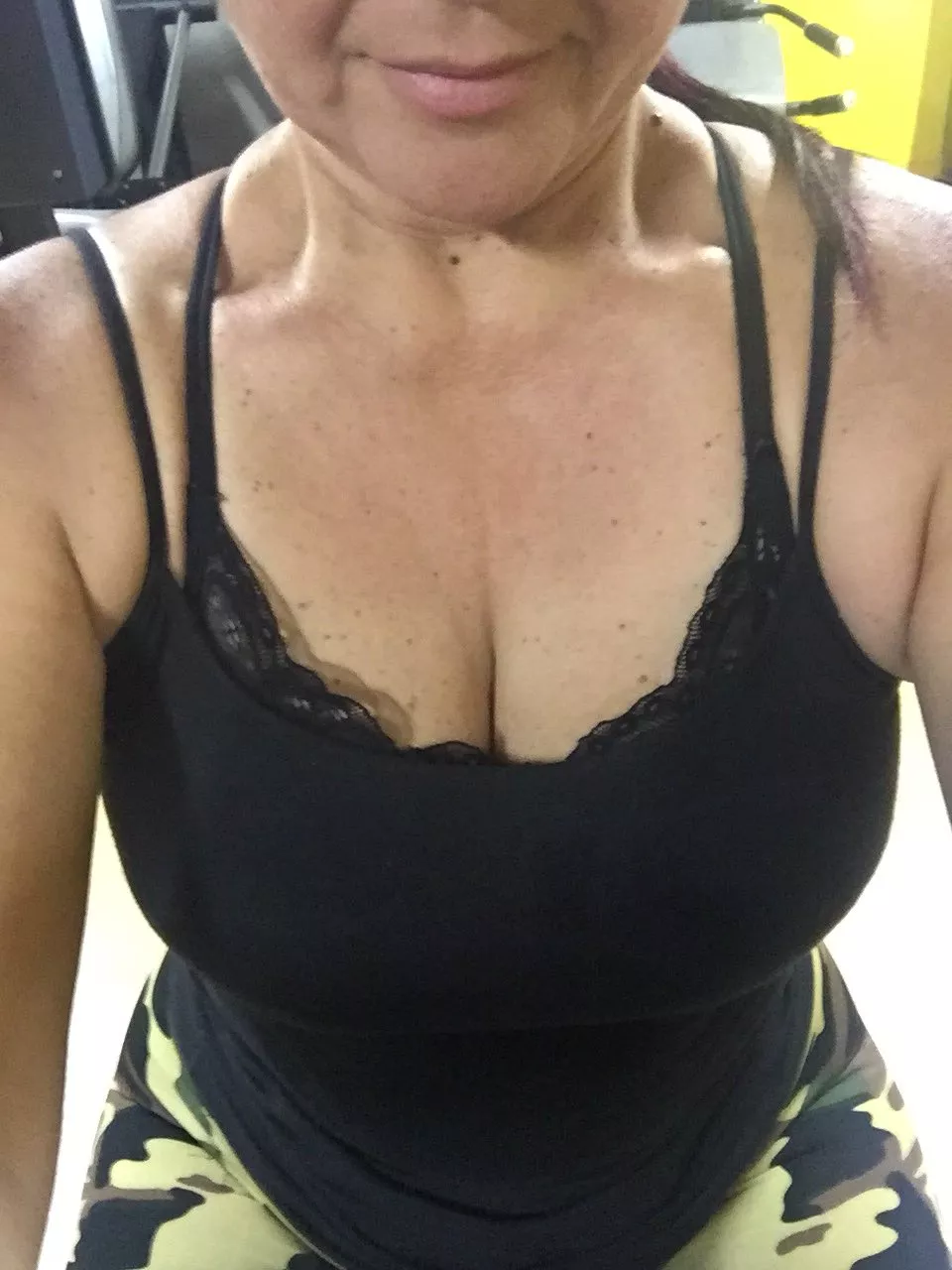 My 50 year old lonely granny sent me this selfie! What should I (25) reply?