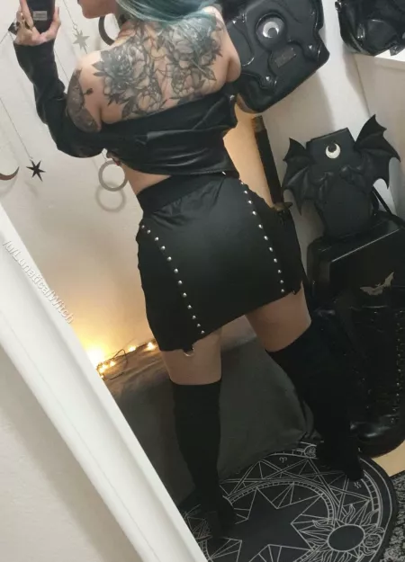 My favorite short and tight skirt 😈🖤