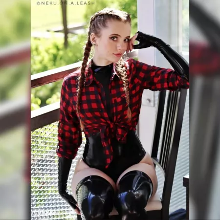 My first latex self shoot ❤️ I just love how great my new camera is 😍 Do you like latex and casual clothes combined?