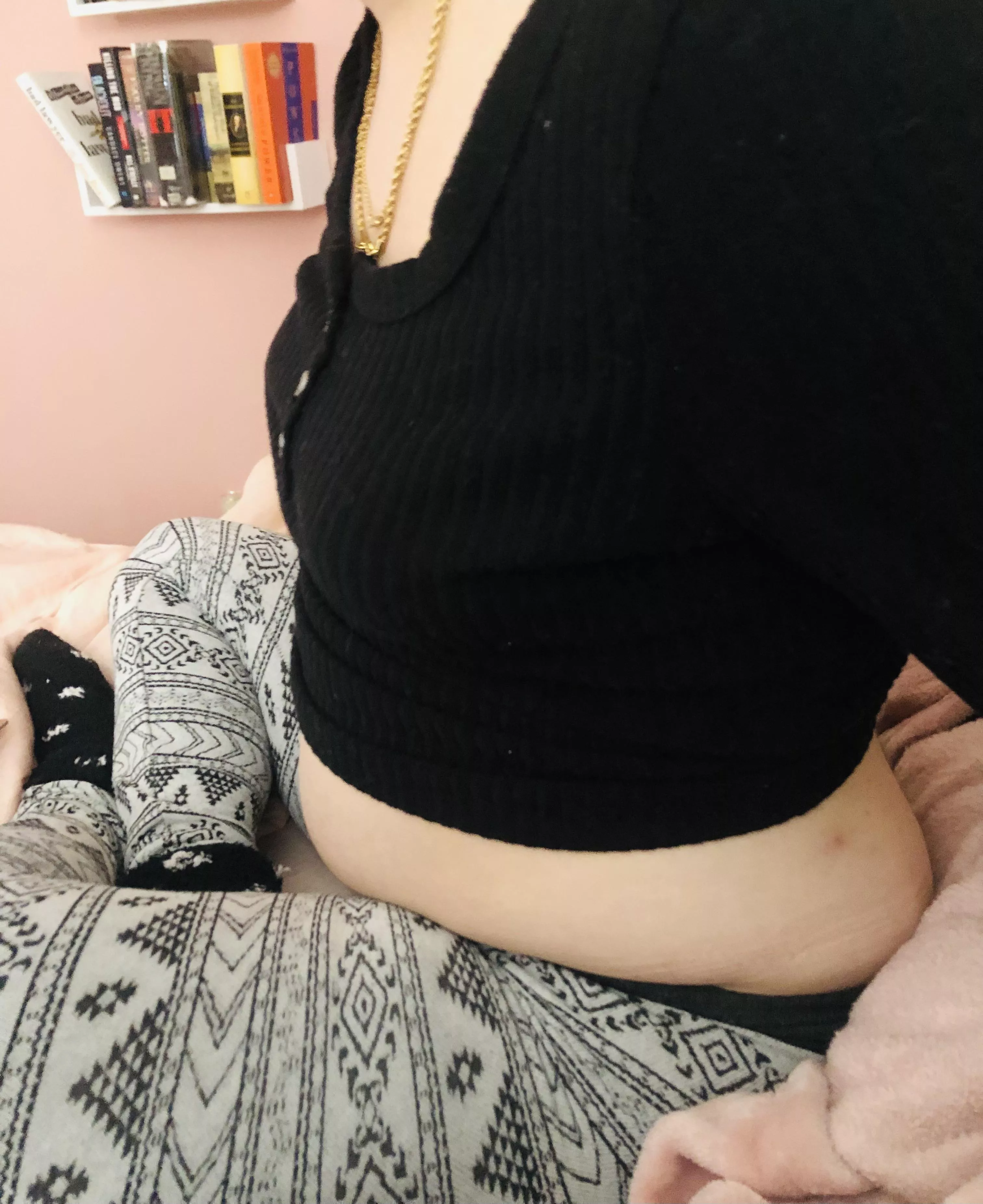 My girlfriend got so fat her gut is spilling out of her leggings 🥵😍