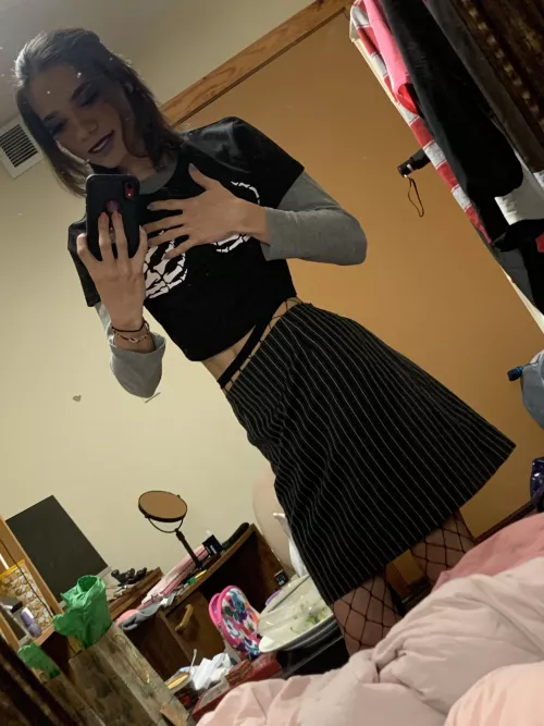 My legs are chopsticks ☠️ but you can’t really see them in this pic 🖤