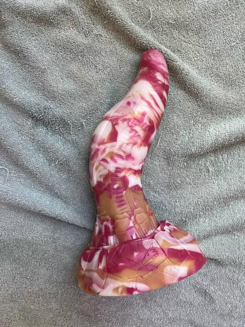 My new large/m Habu in strawberry shortcake arrived today! I love the color but I don’t love the feel so I think this will end up being the first dragon I ever sell 😪