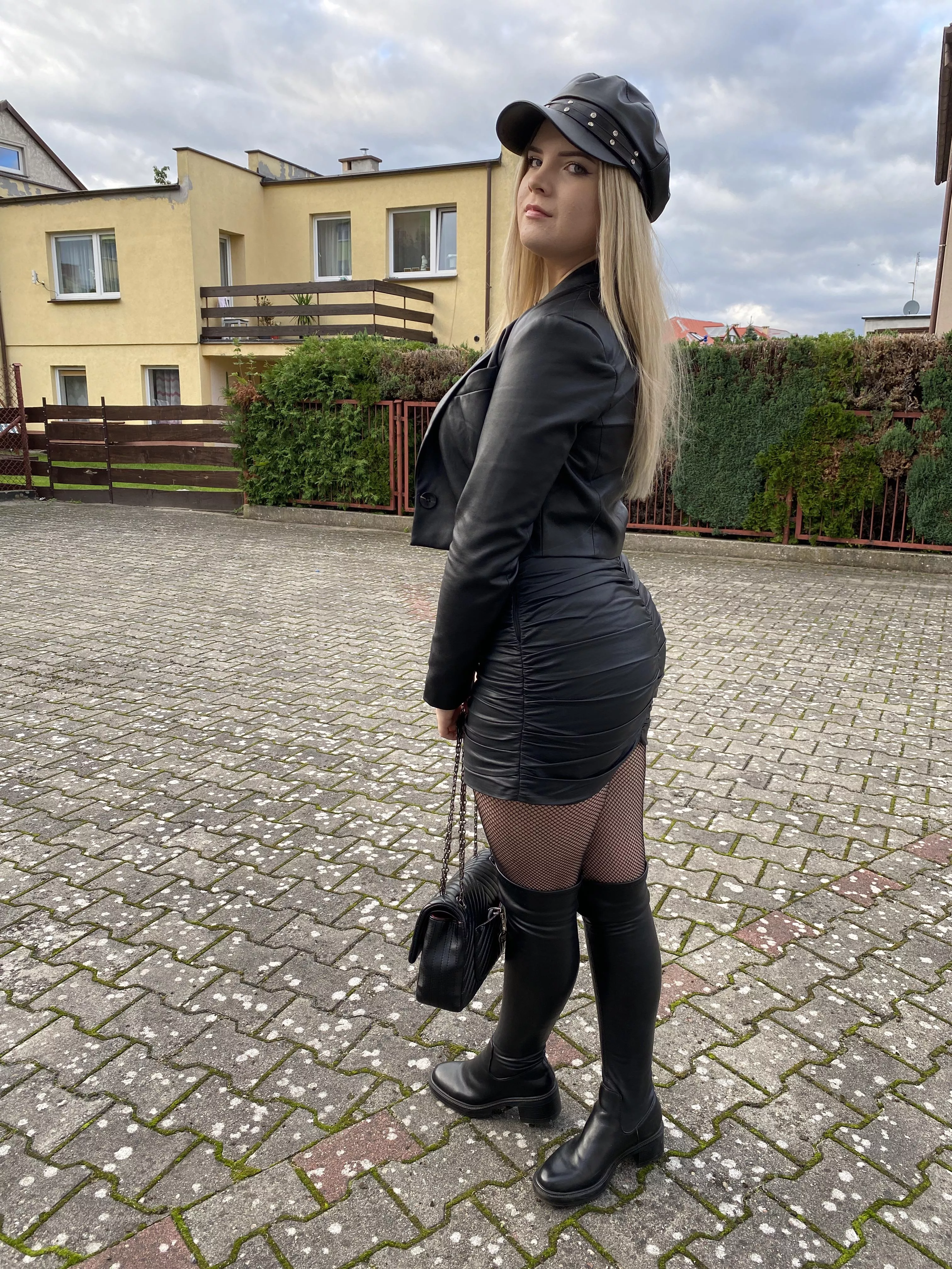 My shiny leather outfit for date 🥰