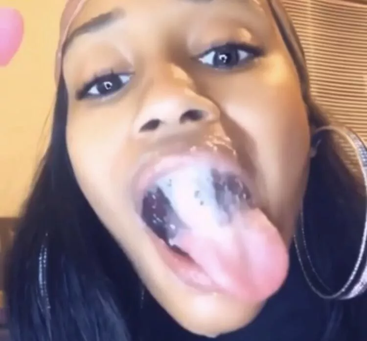 Nasty slimey spit girls dm me💰