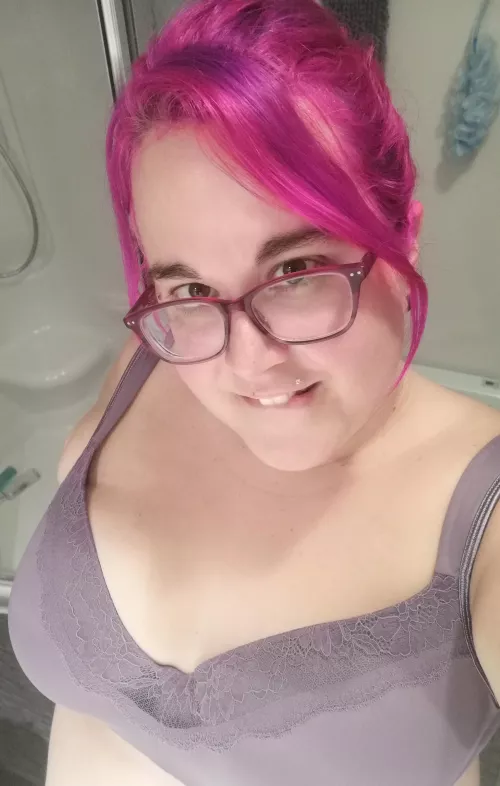 New hair color and new bra....what do you think? 😊