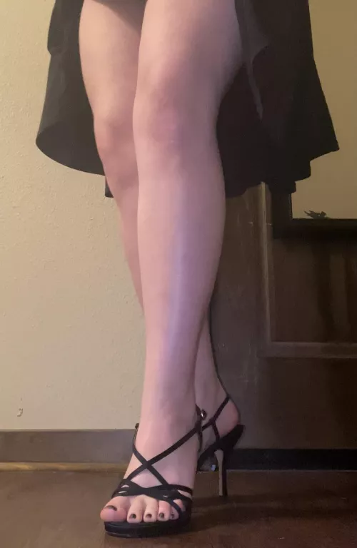 Omg I love how my legs and toes look!! What do you think? 🥰 what food would you like to see them covered in?