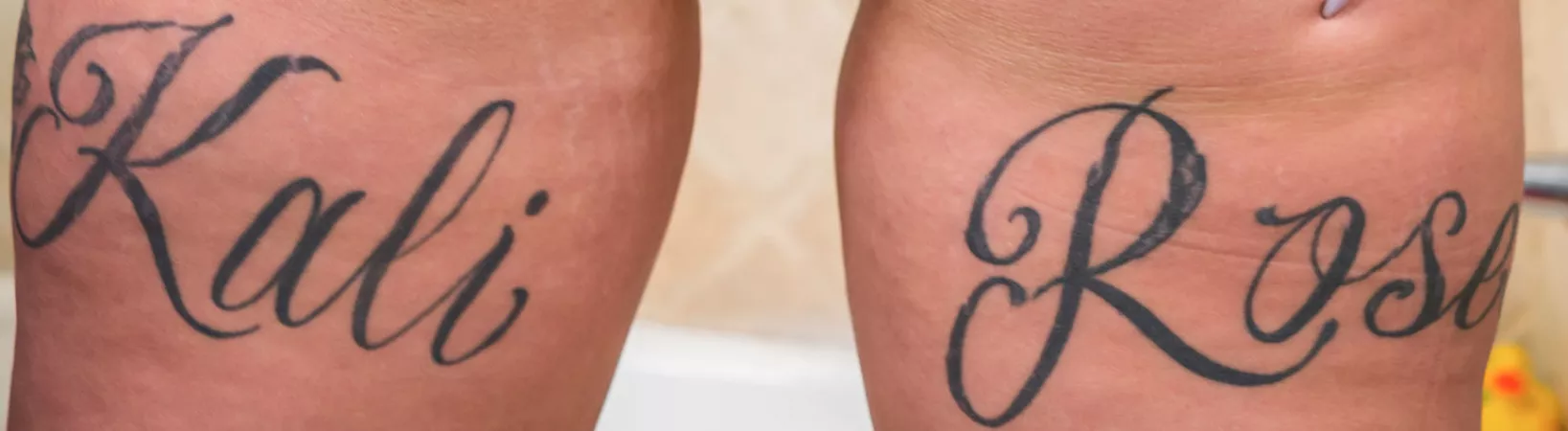 OMG, stretch marks on her signature tattoos!!! 😋